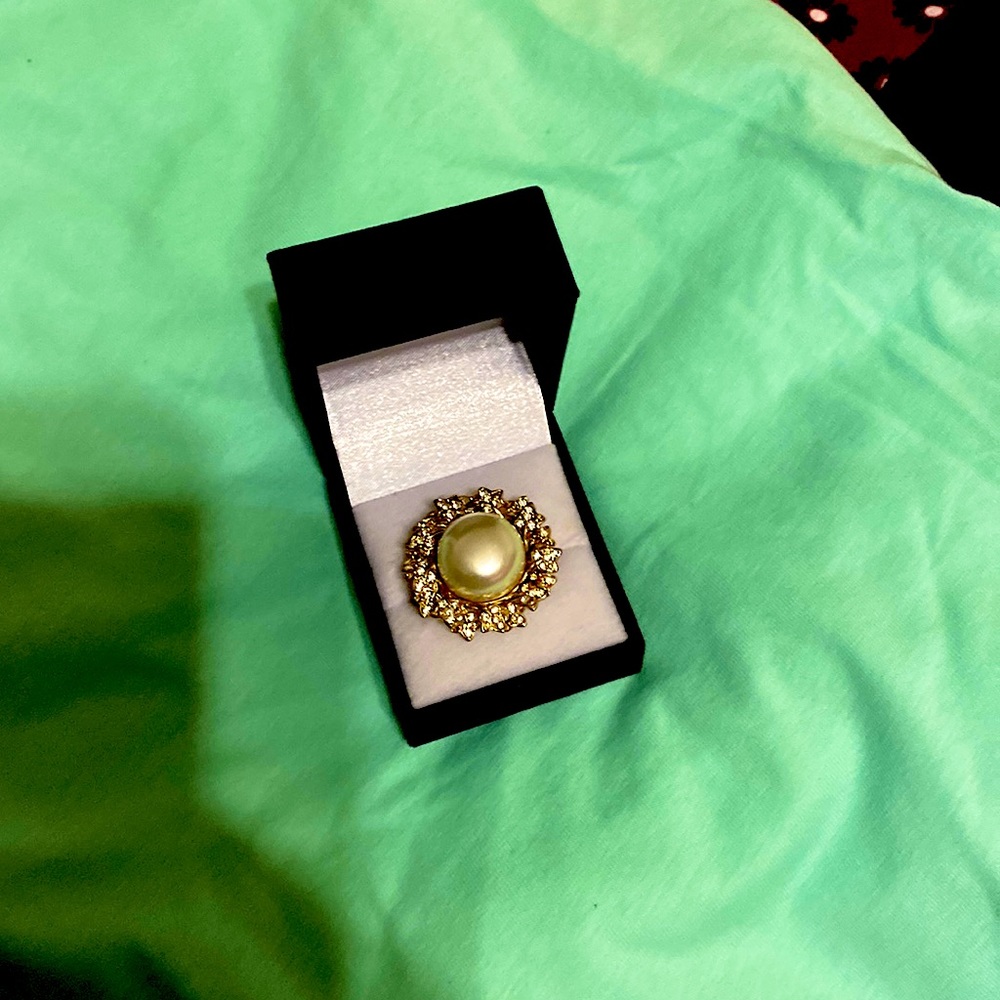 Selling a ring with small diamonds and a large pearl excellently